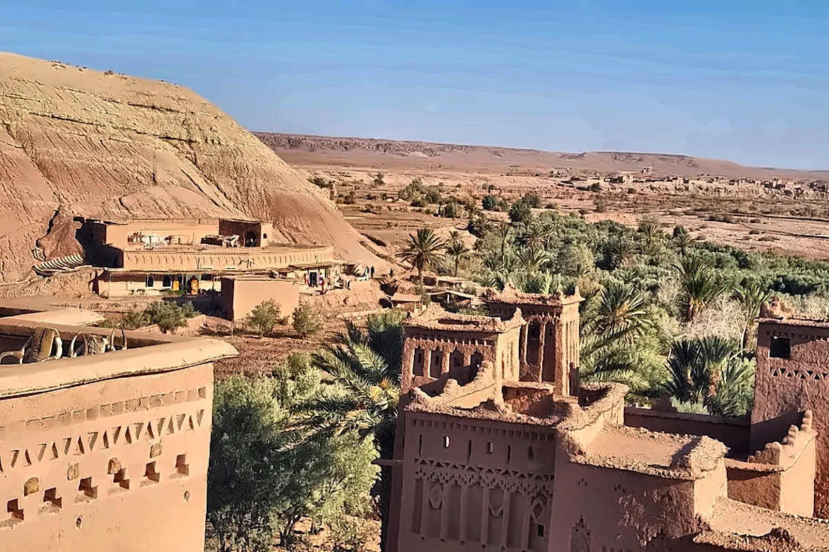 Il ksar di Ait Ben Haddou con la collina e il palmeto alle spalle