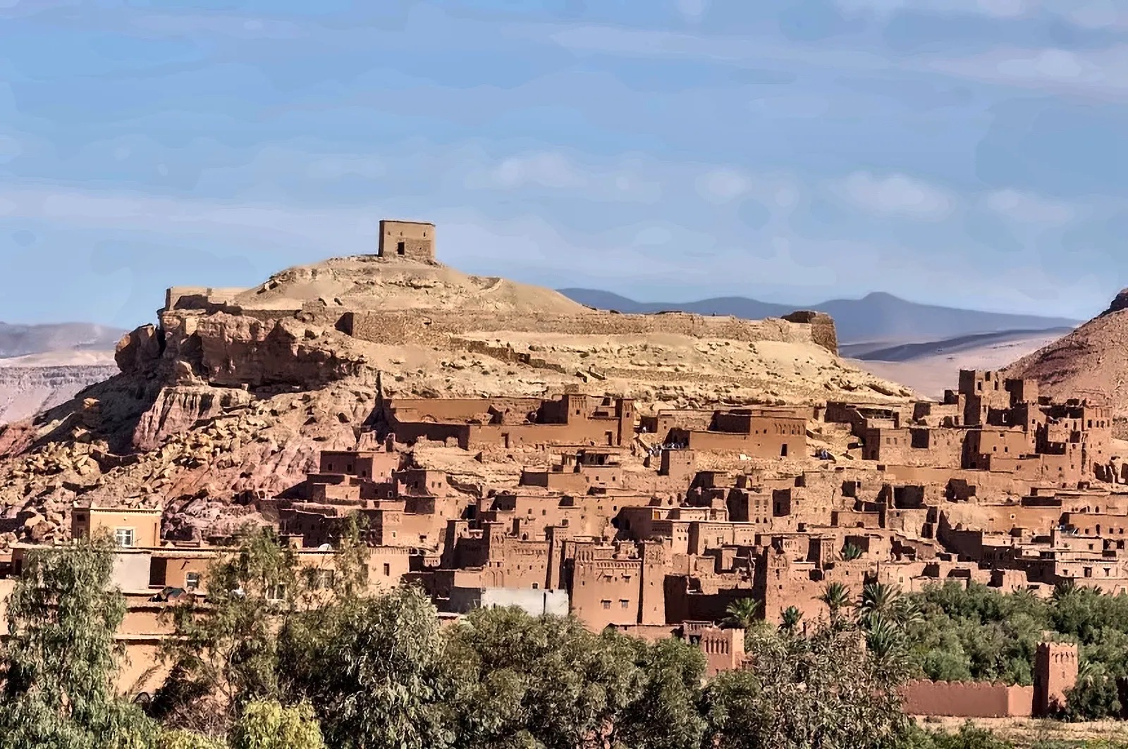 Il ksar di Ait Ben Haddou con il granaio fortificato in cima alla collina