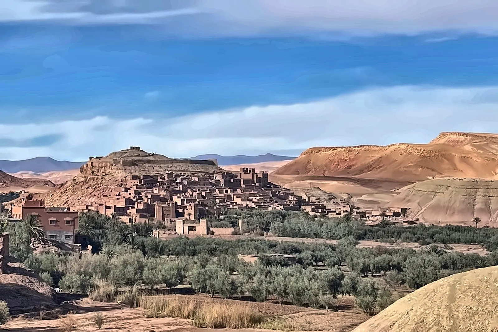 Il ksar di Ait Ben Haddou visto dalla valle sotto un cielo limpido