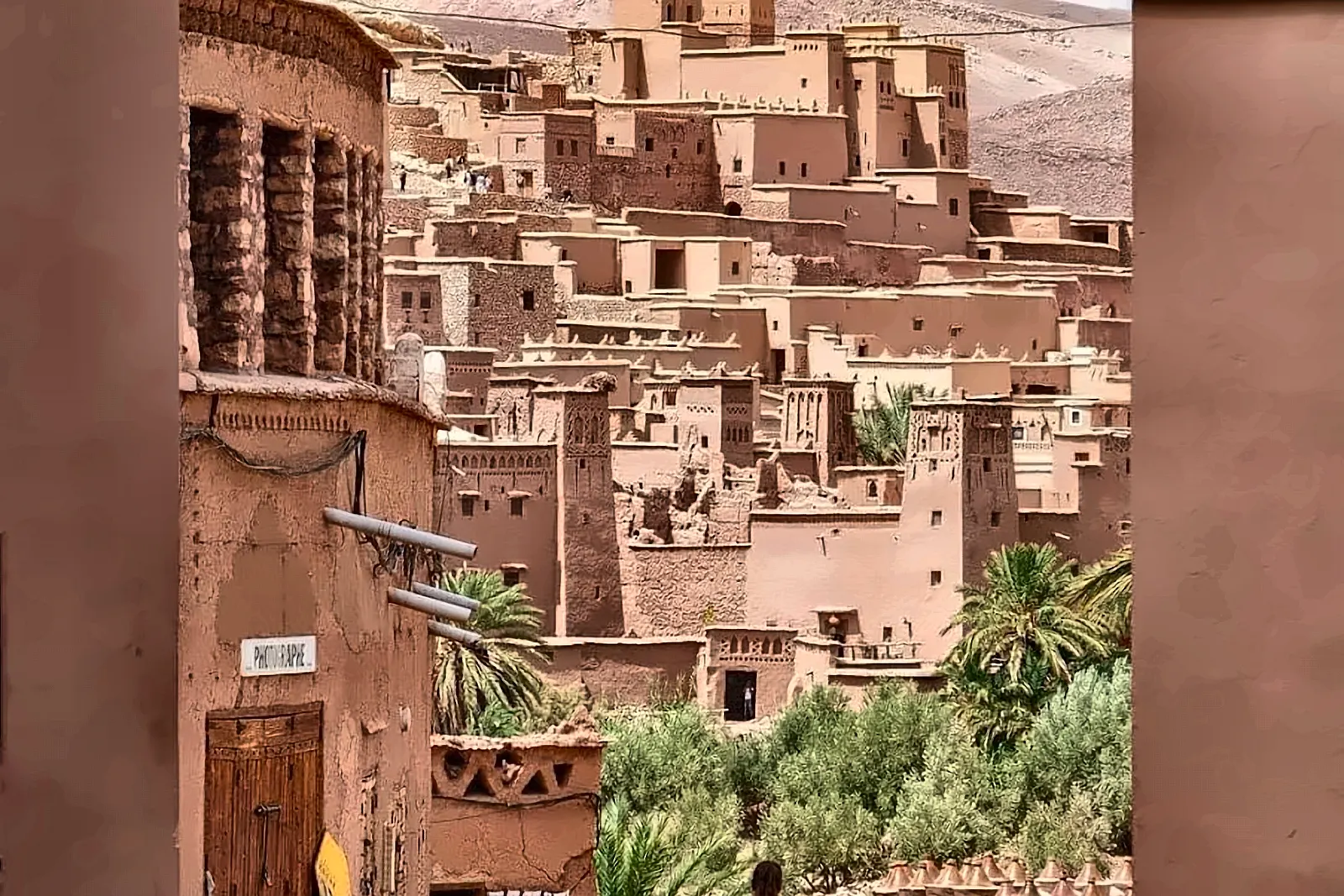 Un vicolo del ksar di Ait Ben Haddou inquadrato fra due muri di terra