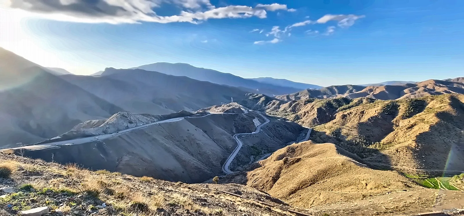 Le colline dorate dell’Atlante con la strada a tornanti all’alba