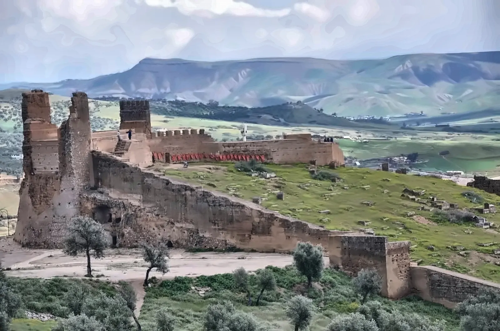 Antiche mura di terra su una collina dell’Atlante, fra gli ulivi