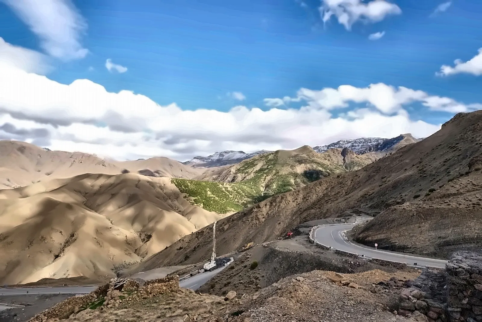 La strada che scende serpeggiando in una valle dell’Alto Atlante