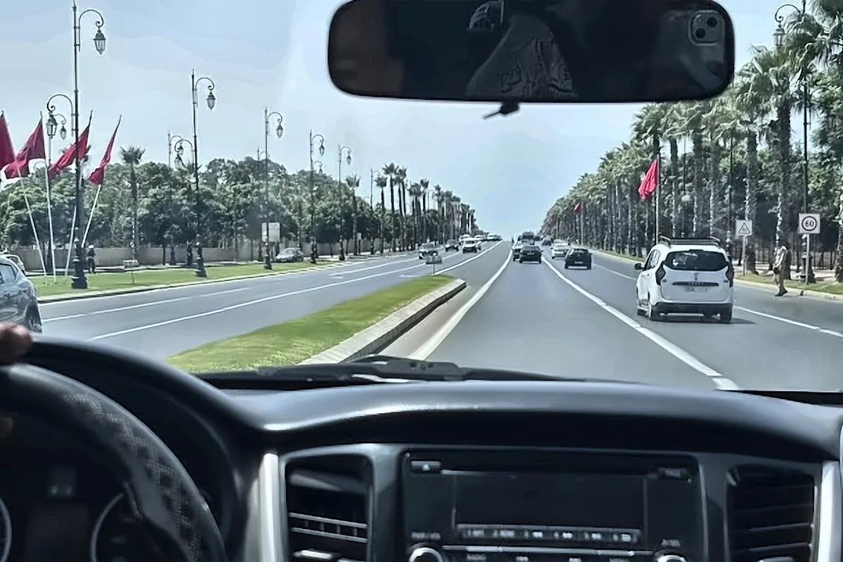 La strada vista dall’abitacolo, con l’autista al volante