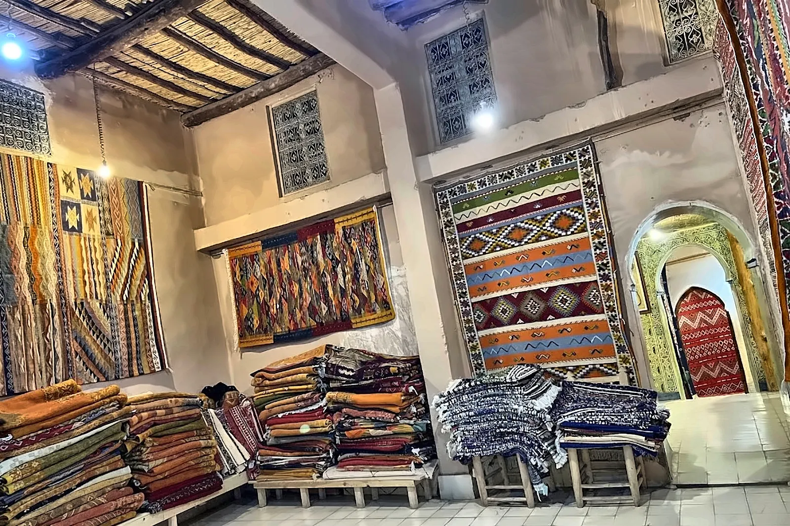 Tappeti berberi appesi e impilati in una bottega