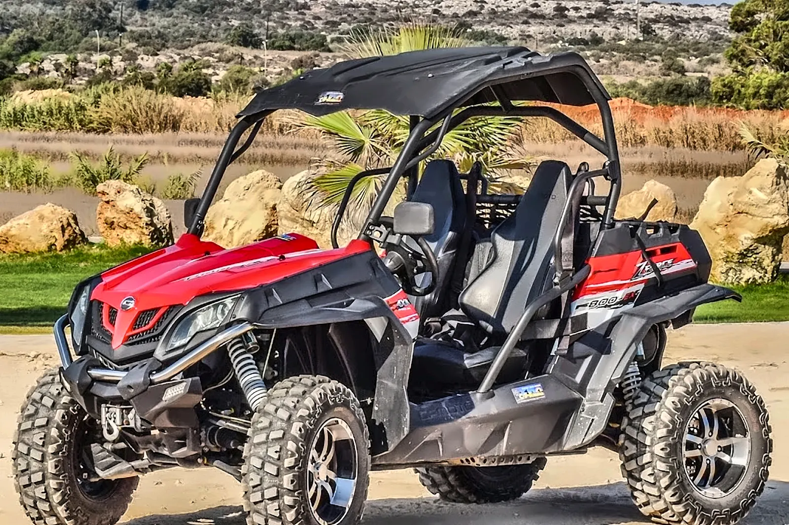 Un buggy biposto fermo sulla pista sabbiosa