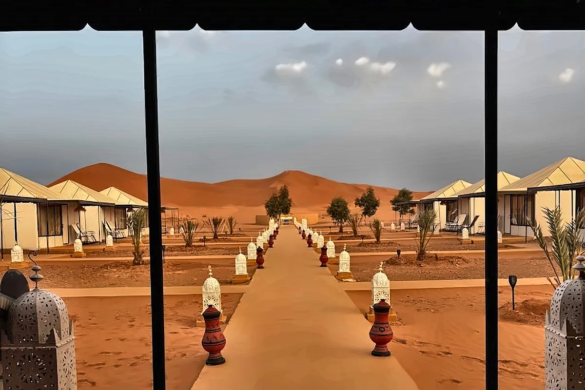 Il viale d’ingresso di un campo tendato, fra le lanterne