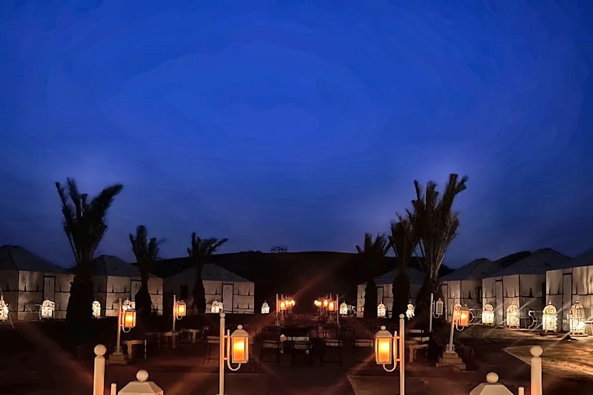 Lanterne accese lungo il viale del campo, con il cielo blu notte