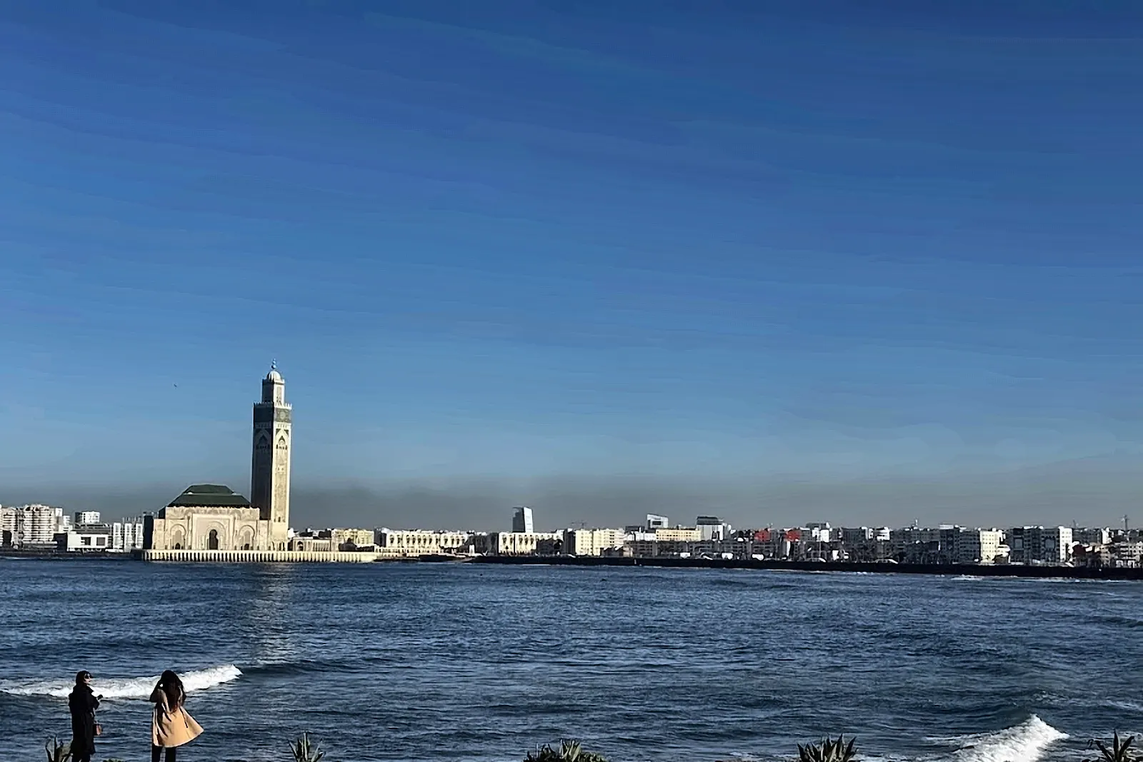 La costa di Casablanca con la moschea Hassan II in lontananza