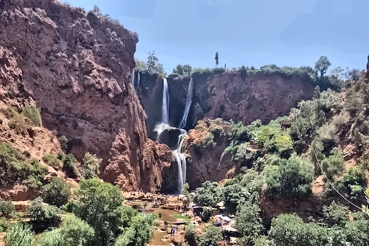 Una cascata scende nel canyon verde dell’Atlante
