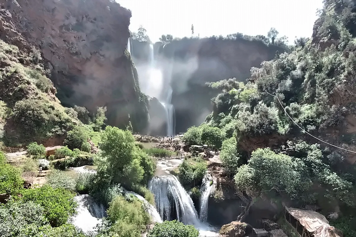 Cascata che precipita in una gola verde