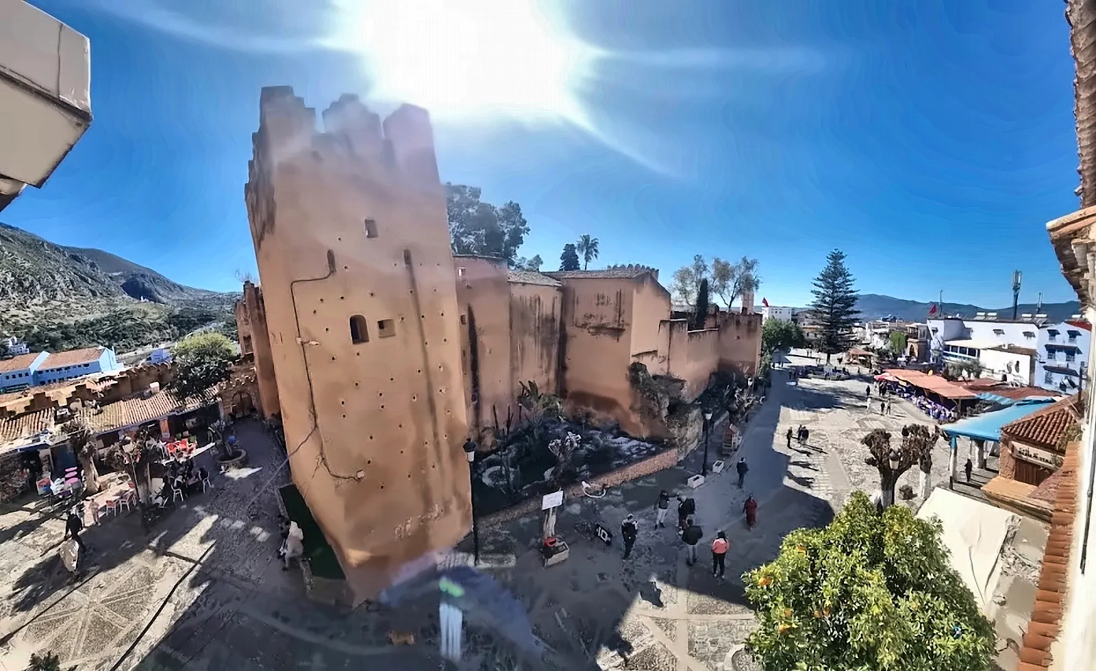 La torre della kasbah di Chefchaouen controluce, con la piazza intorno