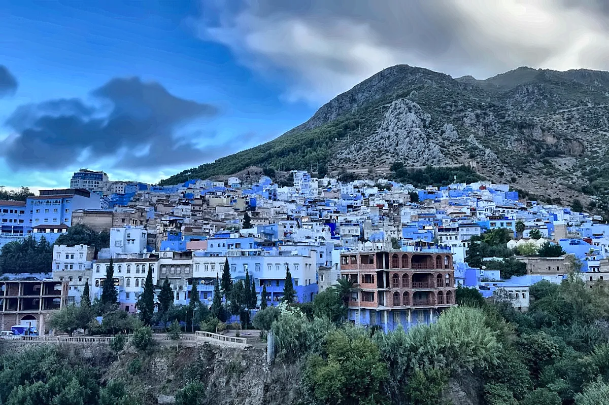 Chefchaouen azzurra ai piedi della montagna del Rif