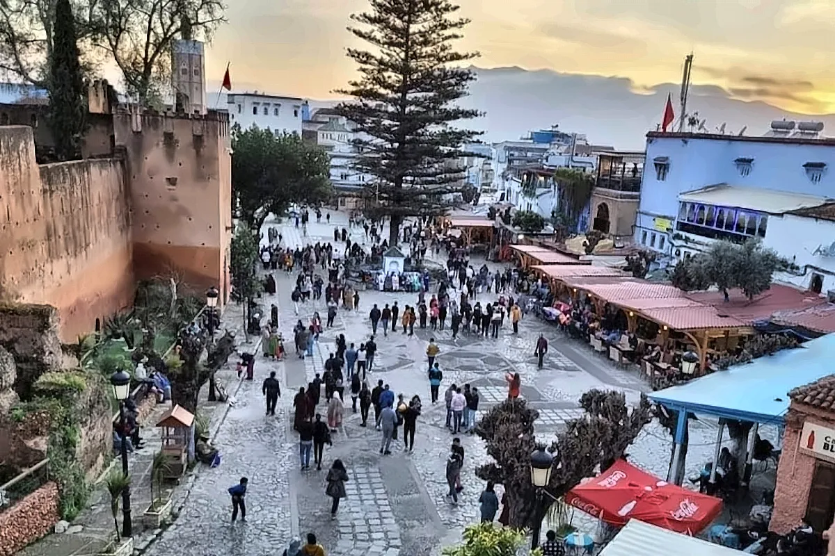 La piazza Uta el-Hammam con la torre della kasbah e le bancarelle