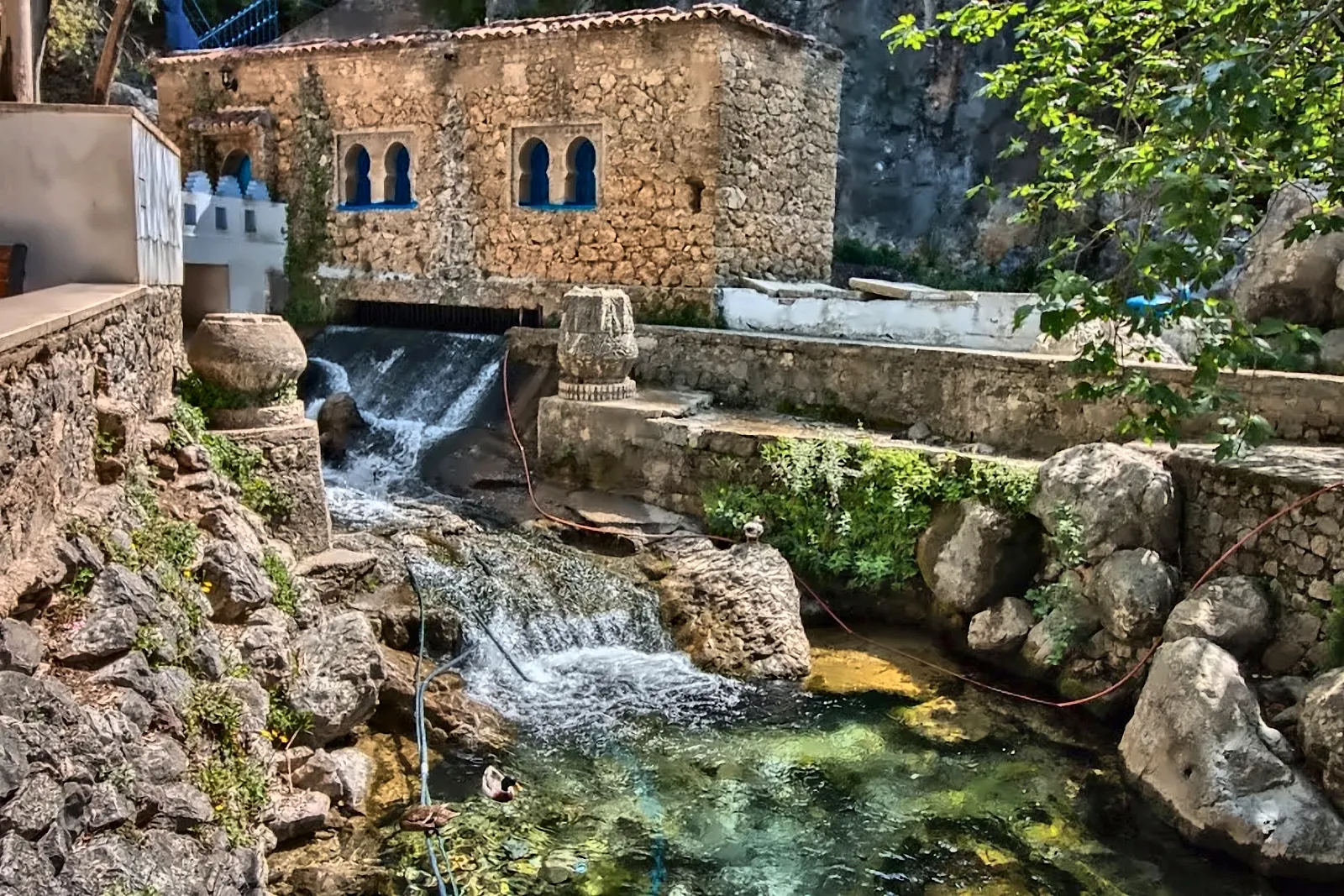La sorgente di Ras el-Maa con l’acqua che scende fra le rocce