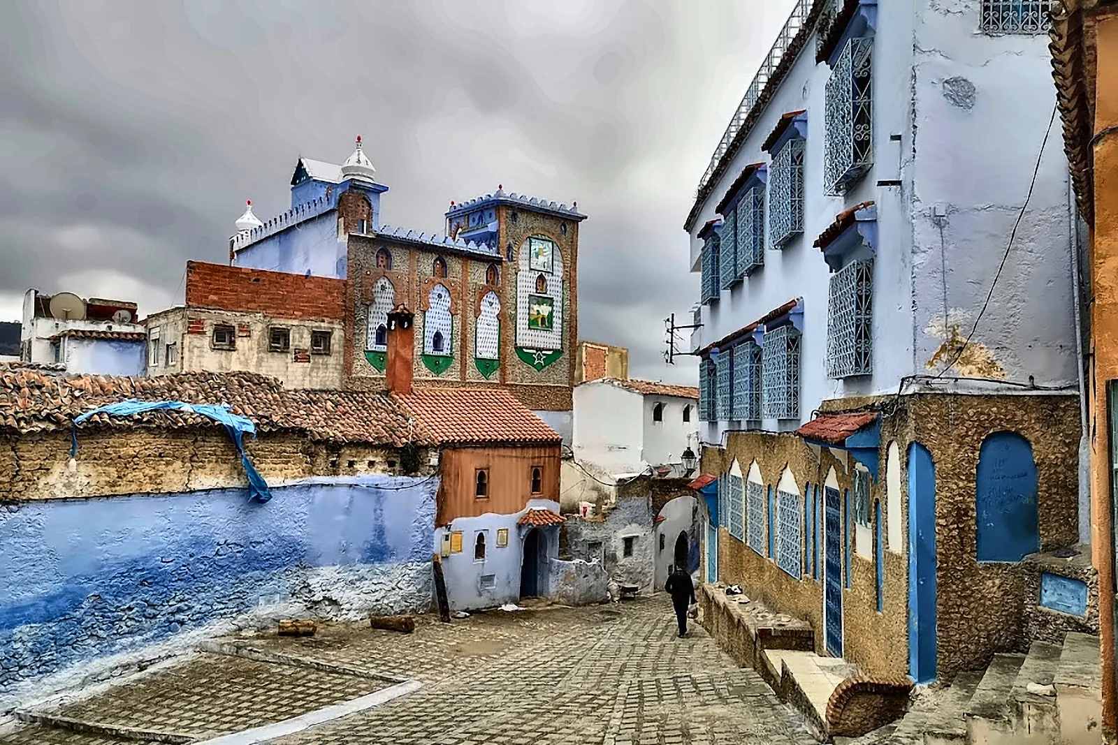 Una strada di Chefchaouen fra le facciate azzurre e bianche