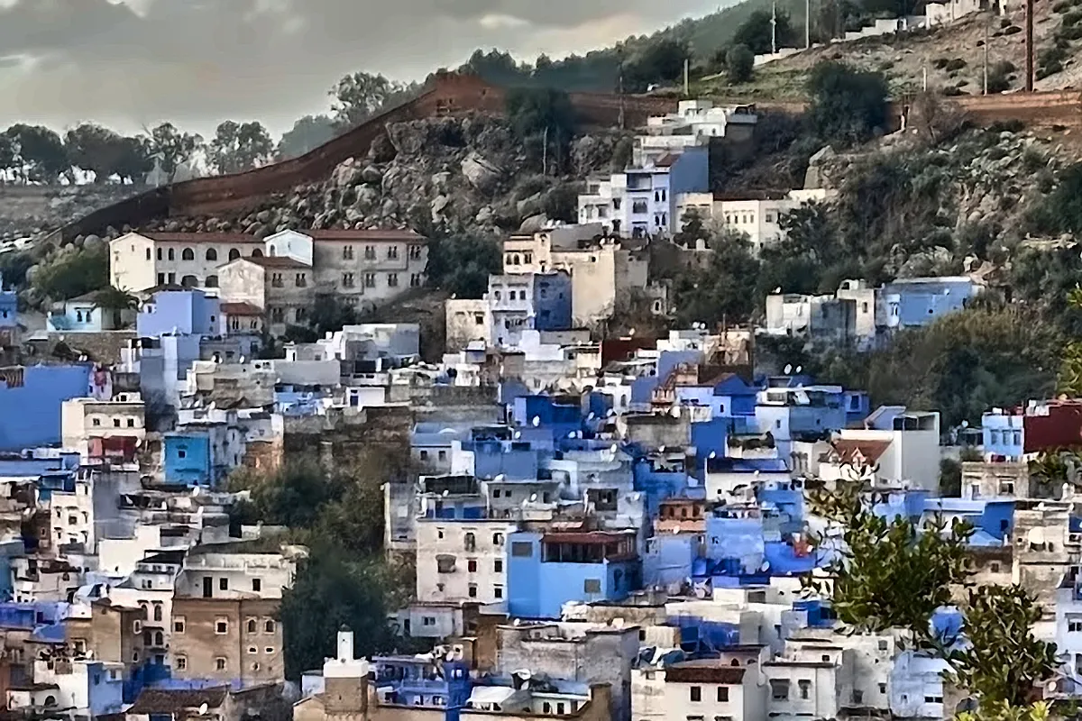 I tetti e le facciate azzurre di Chefchaouen dall’alto