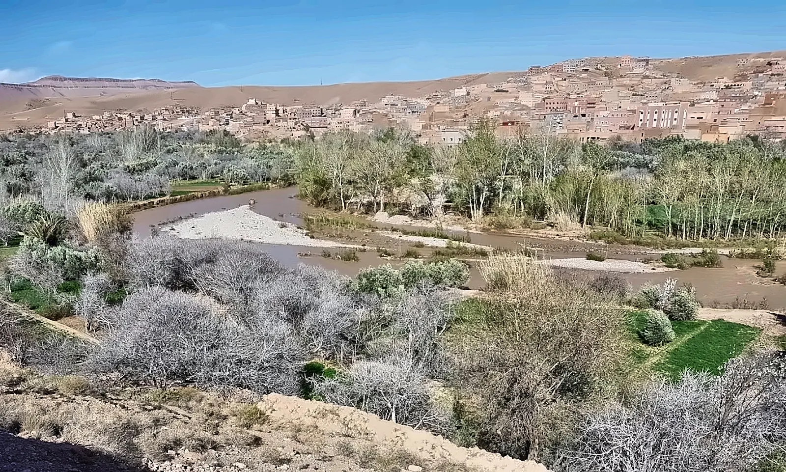 Il fondovalle coltivato del Dades con il fiume e il villaggio