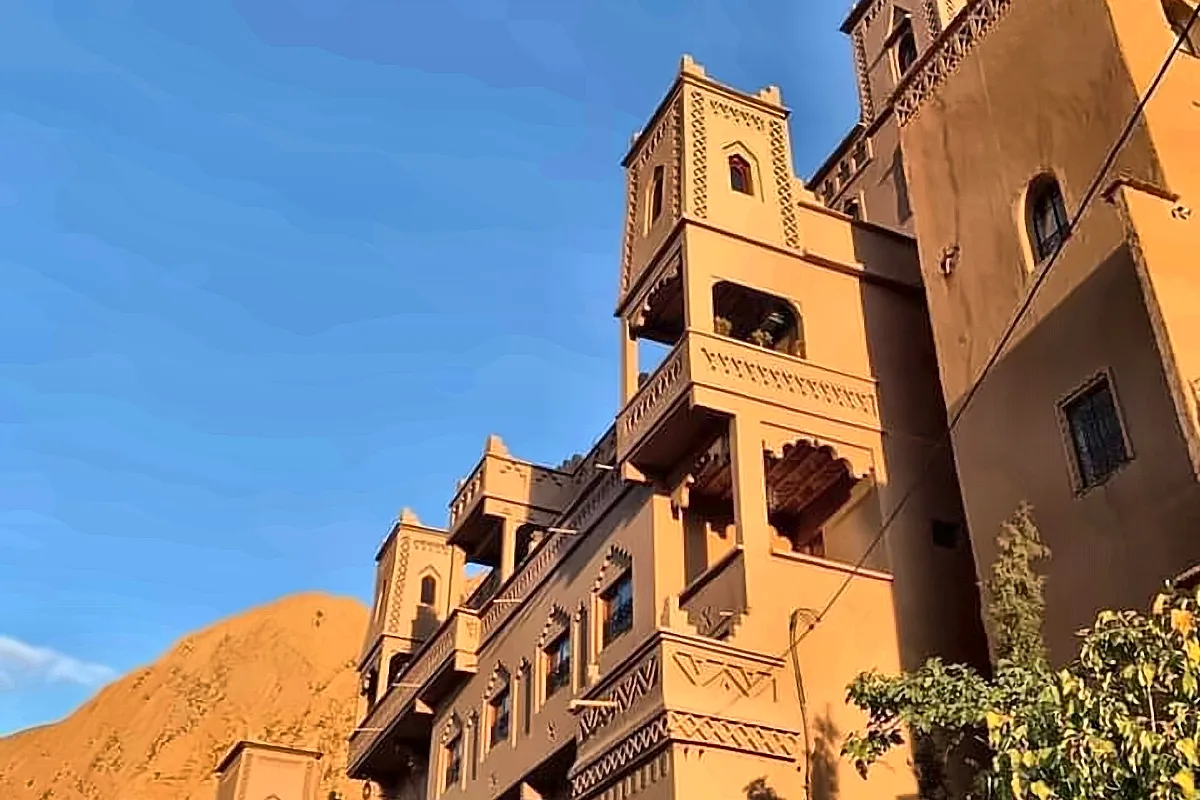 Edificio in stile kasbah addossato alla roccia rossa nella valle del Dades