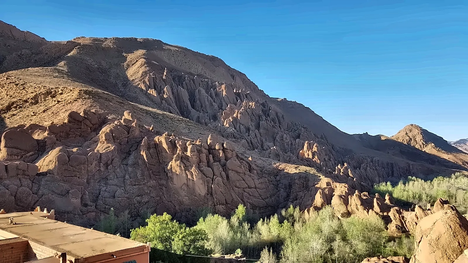 Le montagne aride che chiudono la valle del Dades