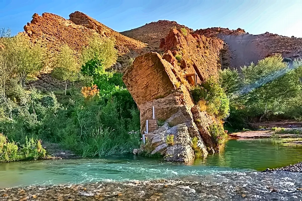 Formazione rocciosa e acqua sul fondo della valle del Dades