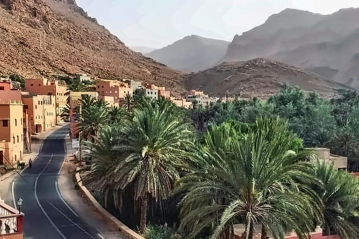 La strada che attraversa un villaggio della valle fra le palme