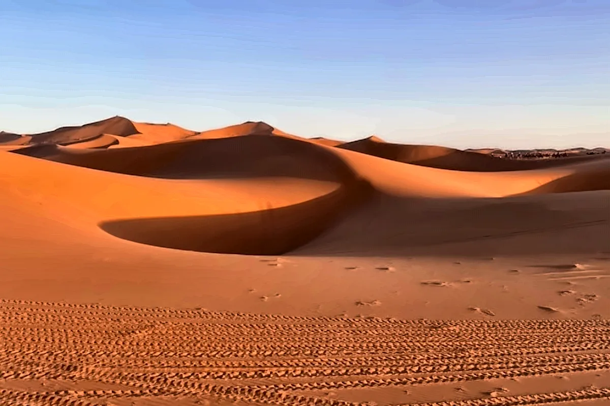 Il crinale di una grande duna arancione