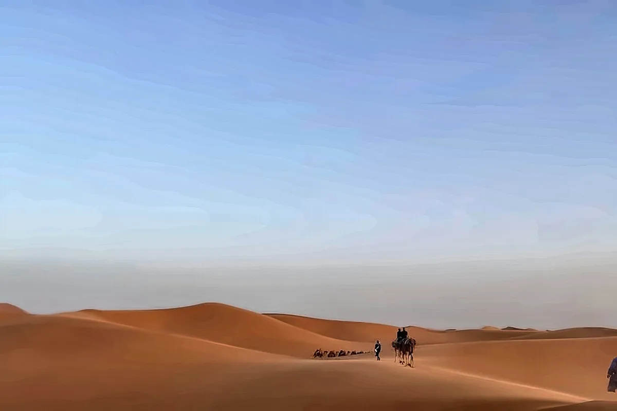 Una duna di Erg Chebbi che sale contro il cielo