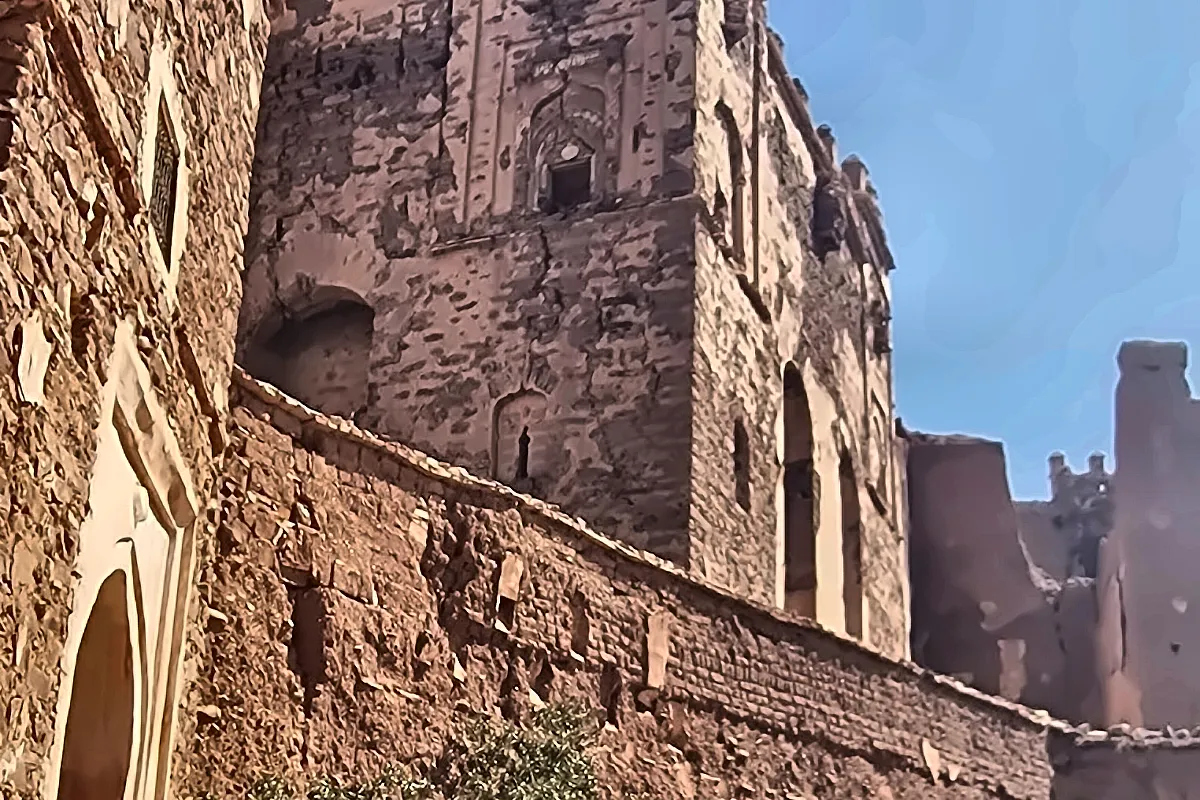 Alto edificio in terra cruda di una kasbah, con le finestre incassate