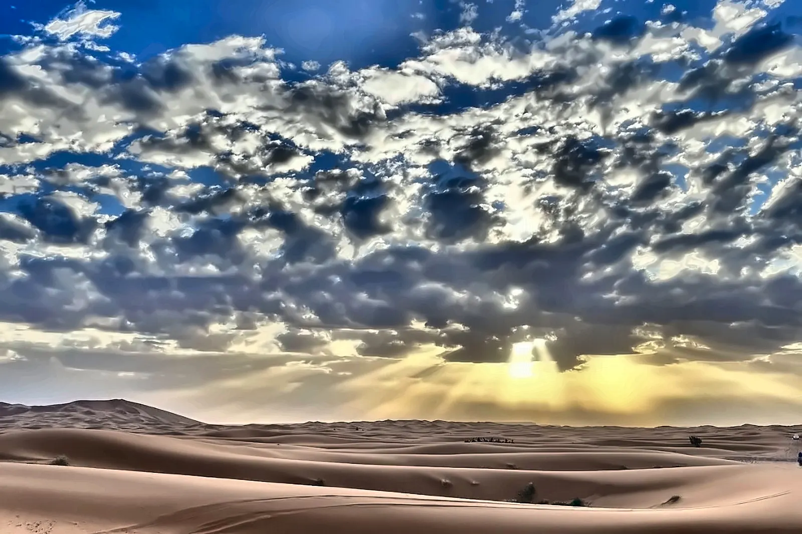 Nuvole sopra l’Erg Chebbi con le tracce dei mezzi sulla sabbia