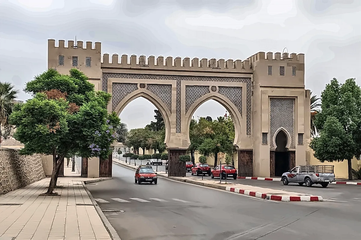 Una porta monumentale di Fes con i due archi e le torri merlate