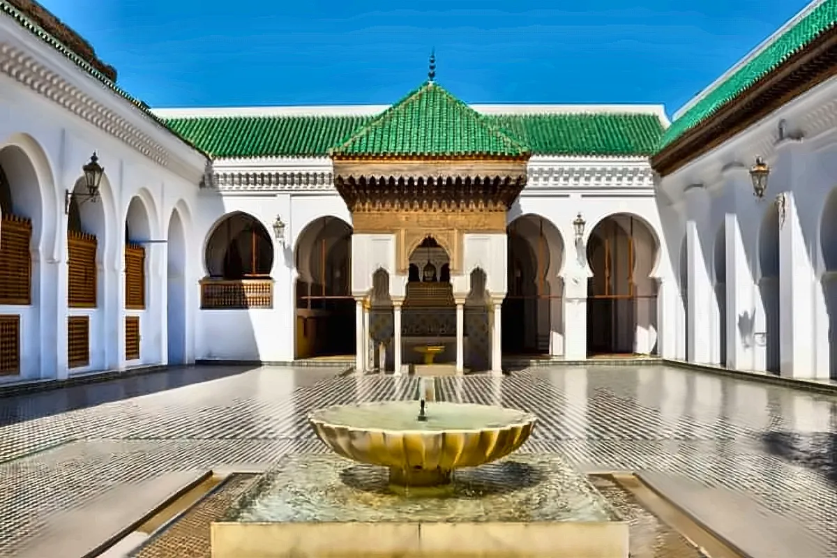 Il cortile porticato con la fontana al centro, a Fes