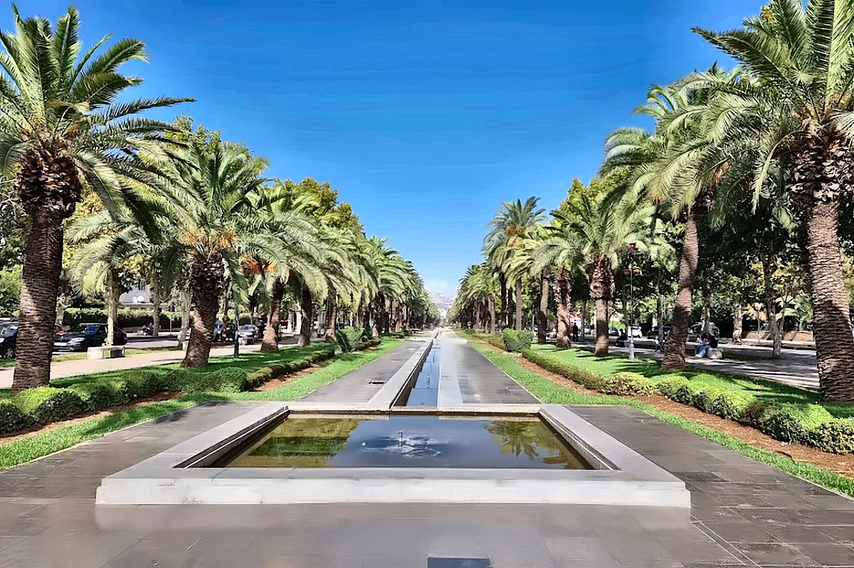 Il canale d'acqua fra le palme dei giardini Jnan Sbil