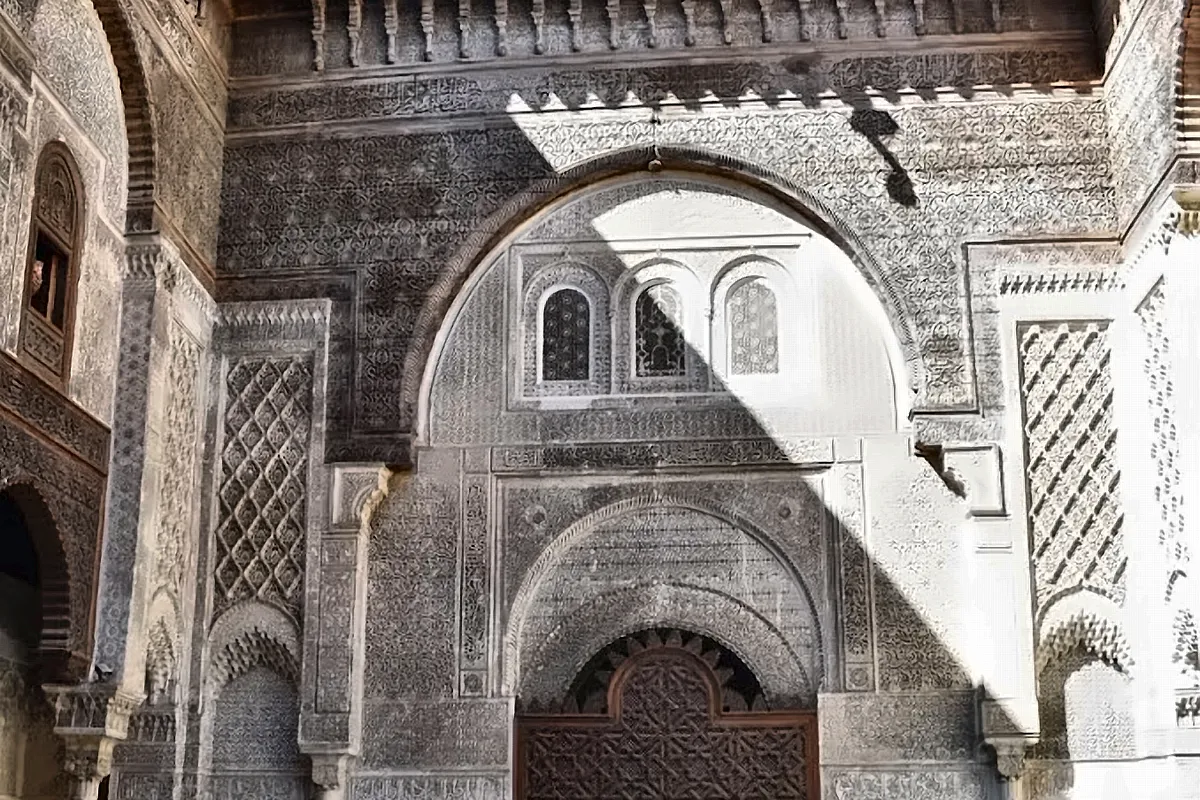 Il cortile di una medersa di Fes con l'arco e la vasca centrale
