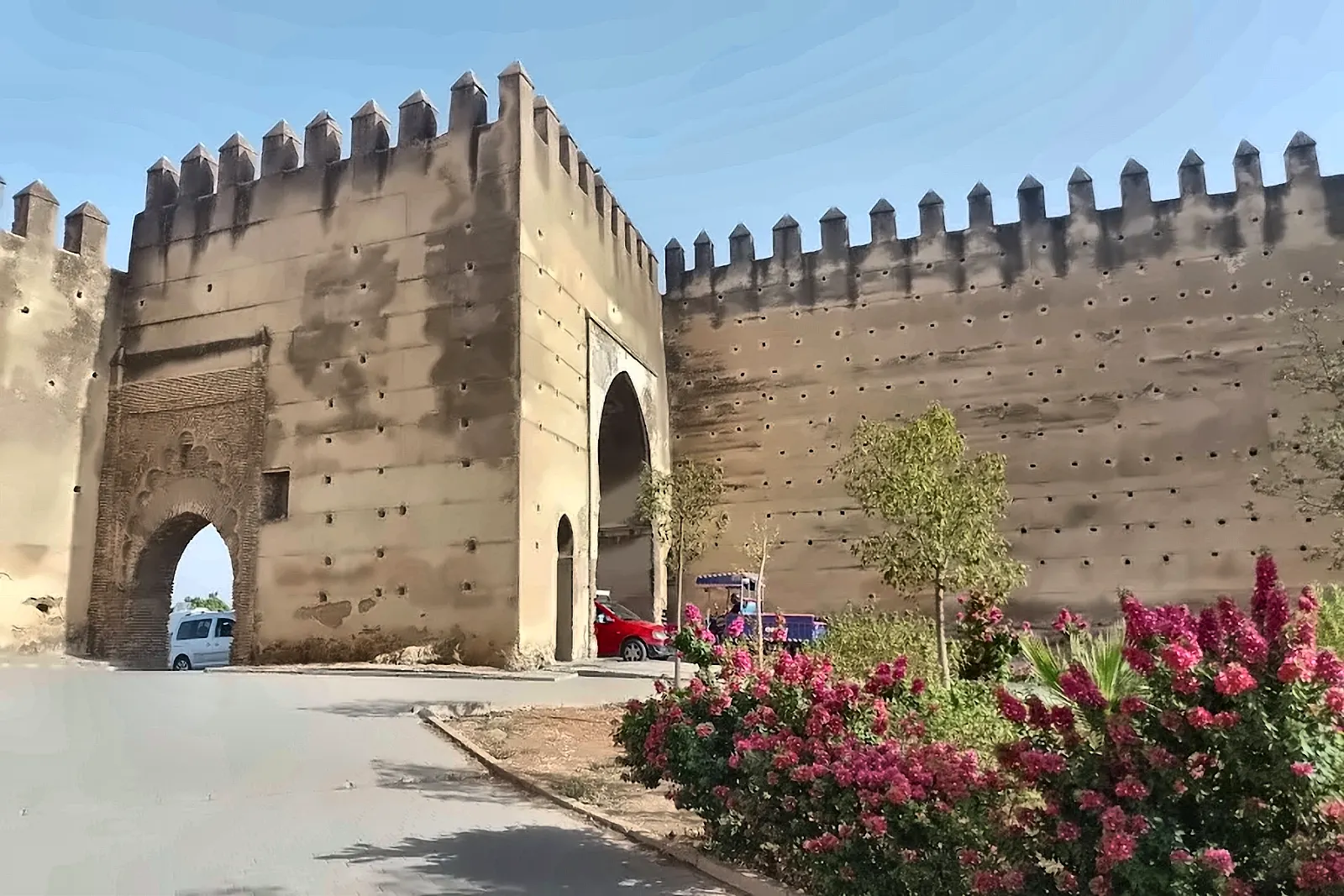 Le mura merlate di Fes con una delle porte della medina