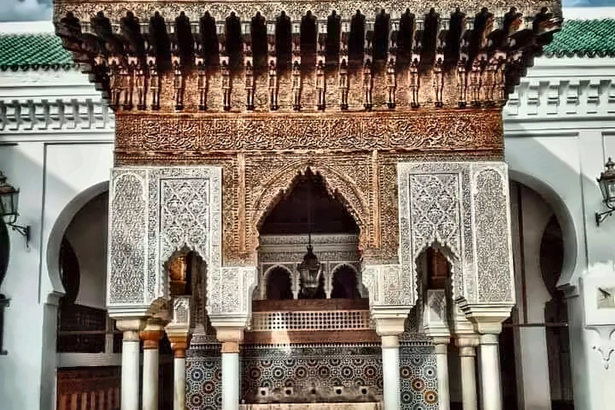 Padiglione con il tetto di tegole verdi e la fontana, a Fes