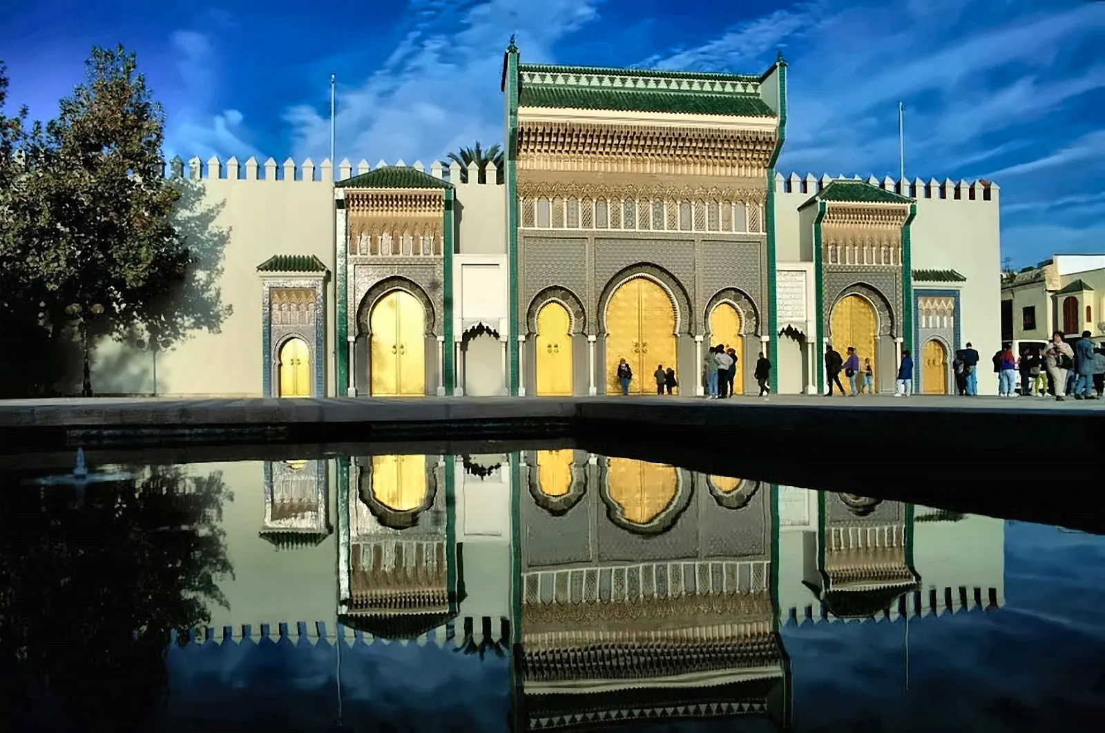 Le porte dorate del Palazzo Reale di Fes riflesse nell’acqua