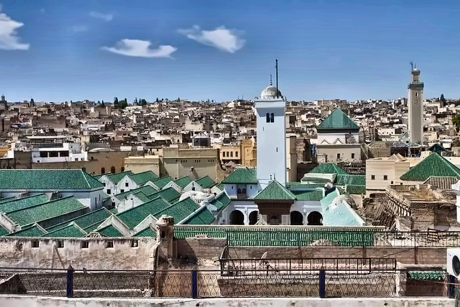 I tetti della medina di Fes con il tetto verde della moschea