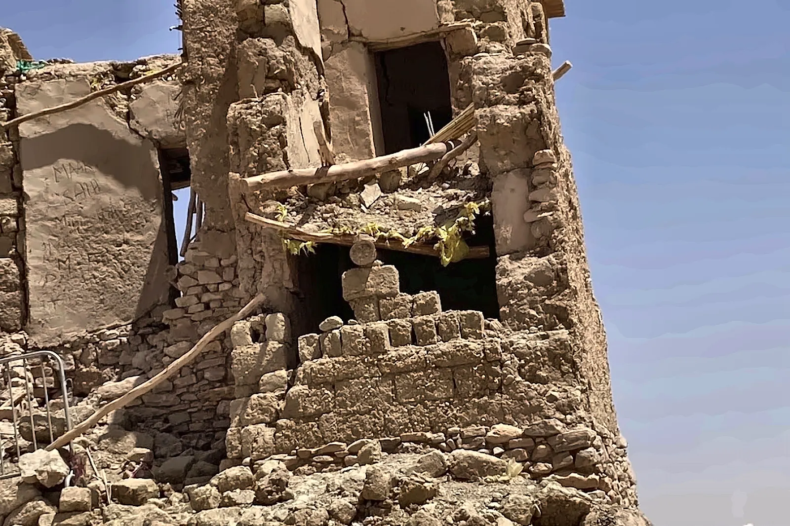 I resti di una kasbah di terra che si sgretola nel deserto