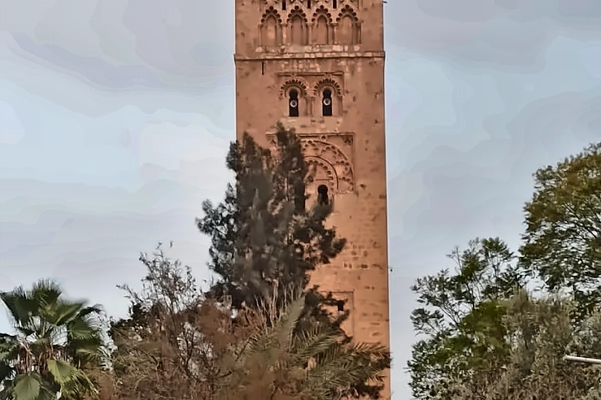 Il minareto della Koutoubia sopra le palme di Marrakech