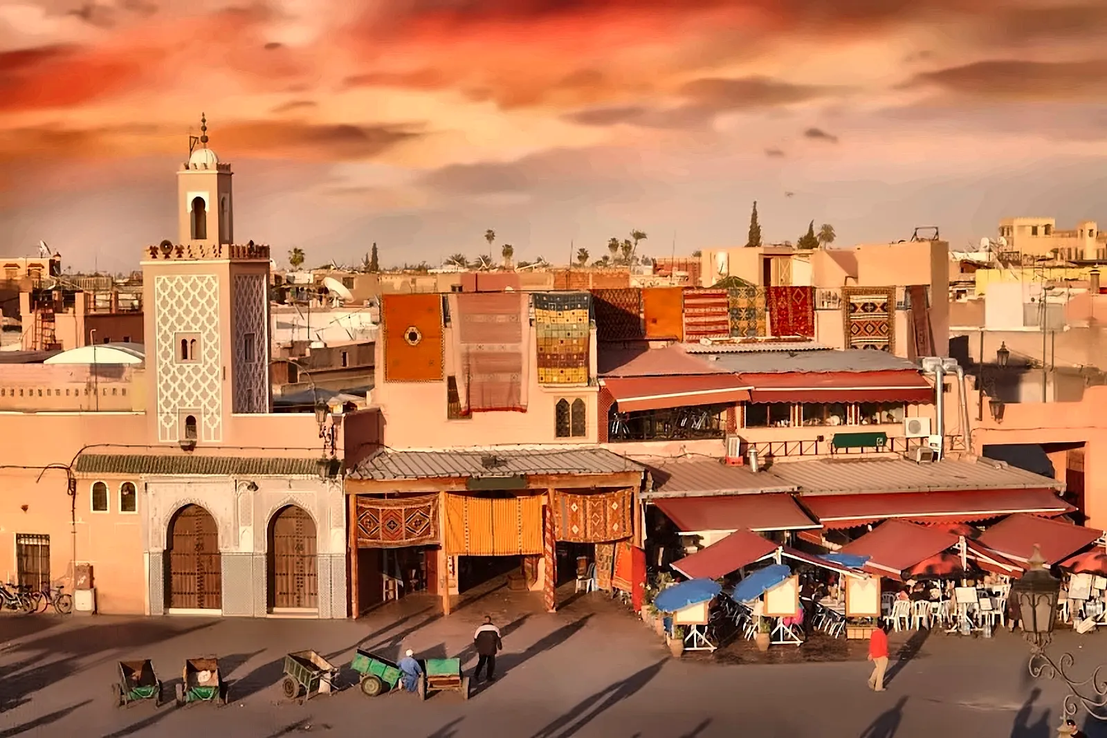 I tetti rossi di Marrakech e i minareti al tramonto