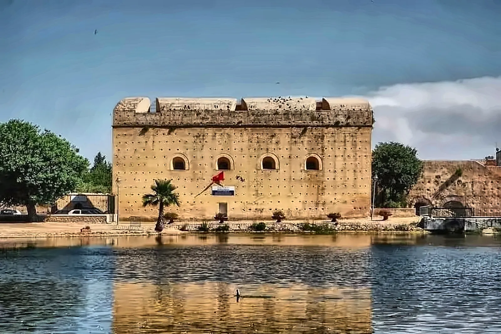 L'antico bacino dell'Agdal davanti alle mura di Meknes