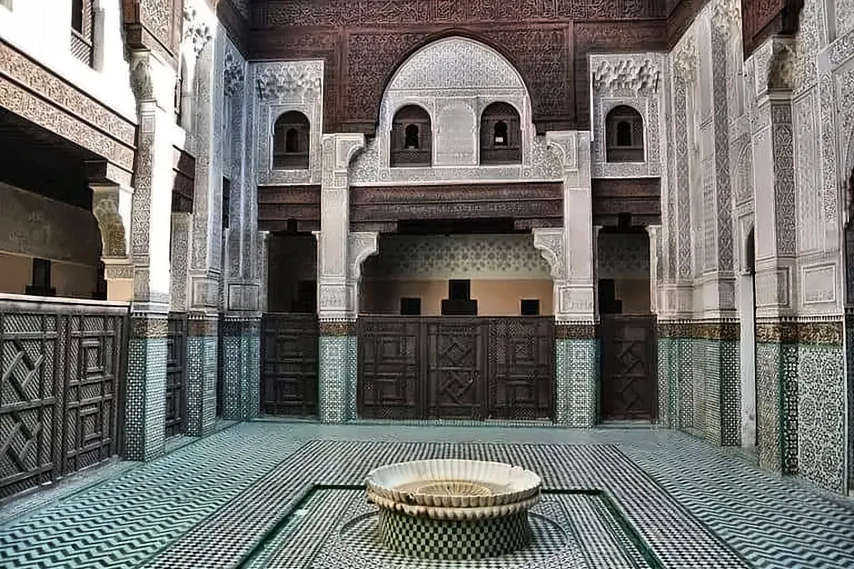 Il cortile della medersa di Meknes con la vasca e gli zellige