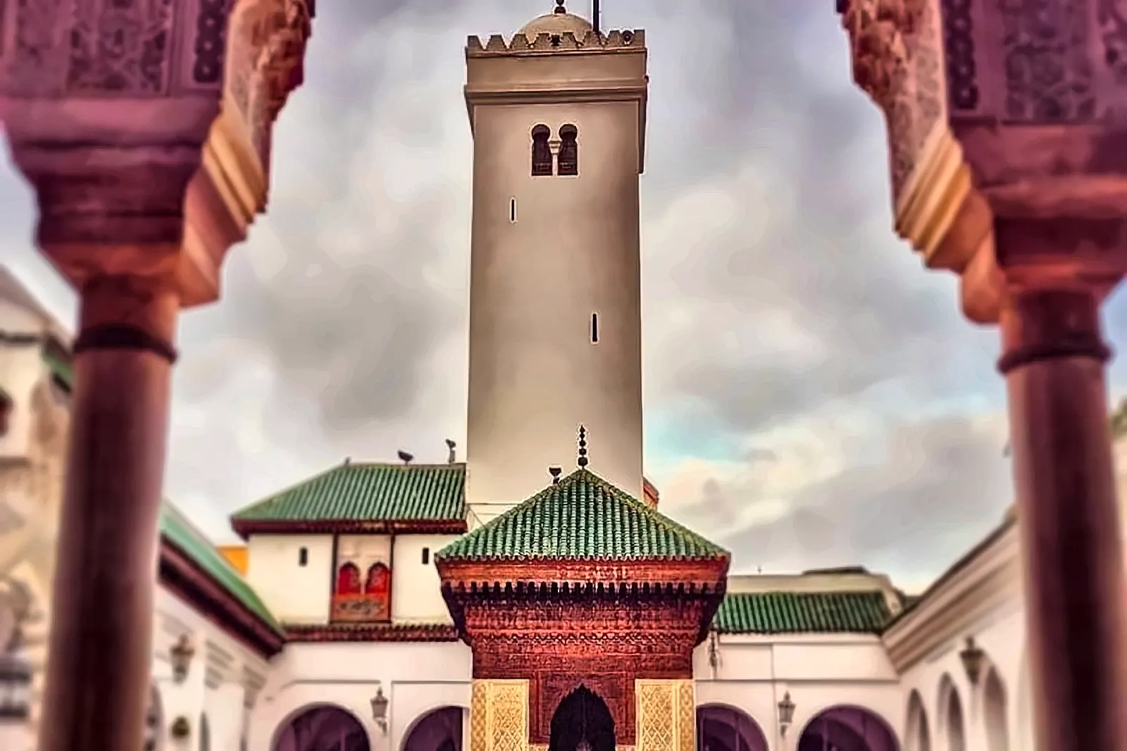 Il minareto e il cortile porticato di una moschea di Meknes