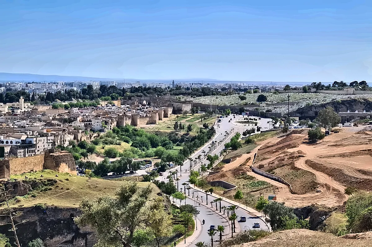 Meknes vista dall’alto, con la valle e le mura della citta imperiale