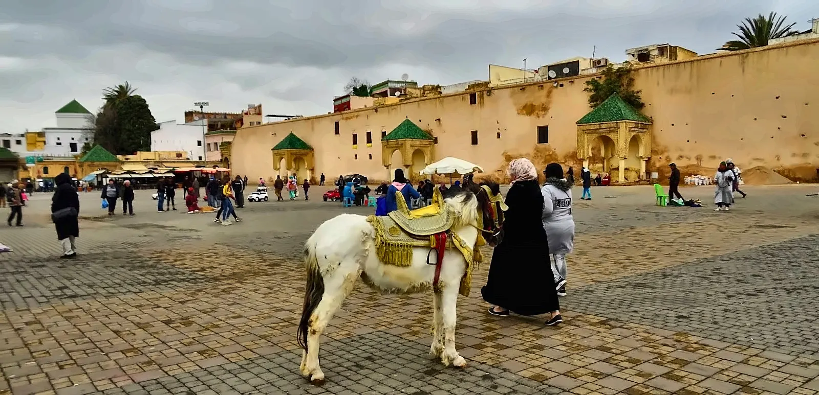 Piazza el-Hedim a Meknes, davanti alle mura della città imperiale