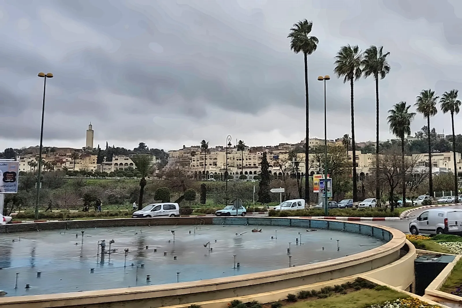 La piazza con la fontana e le palme a Meknes