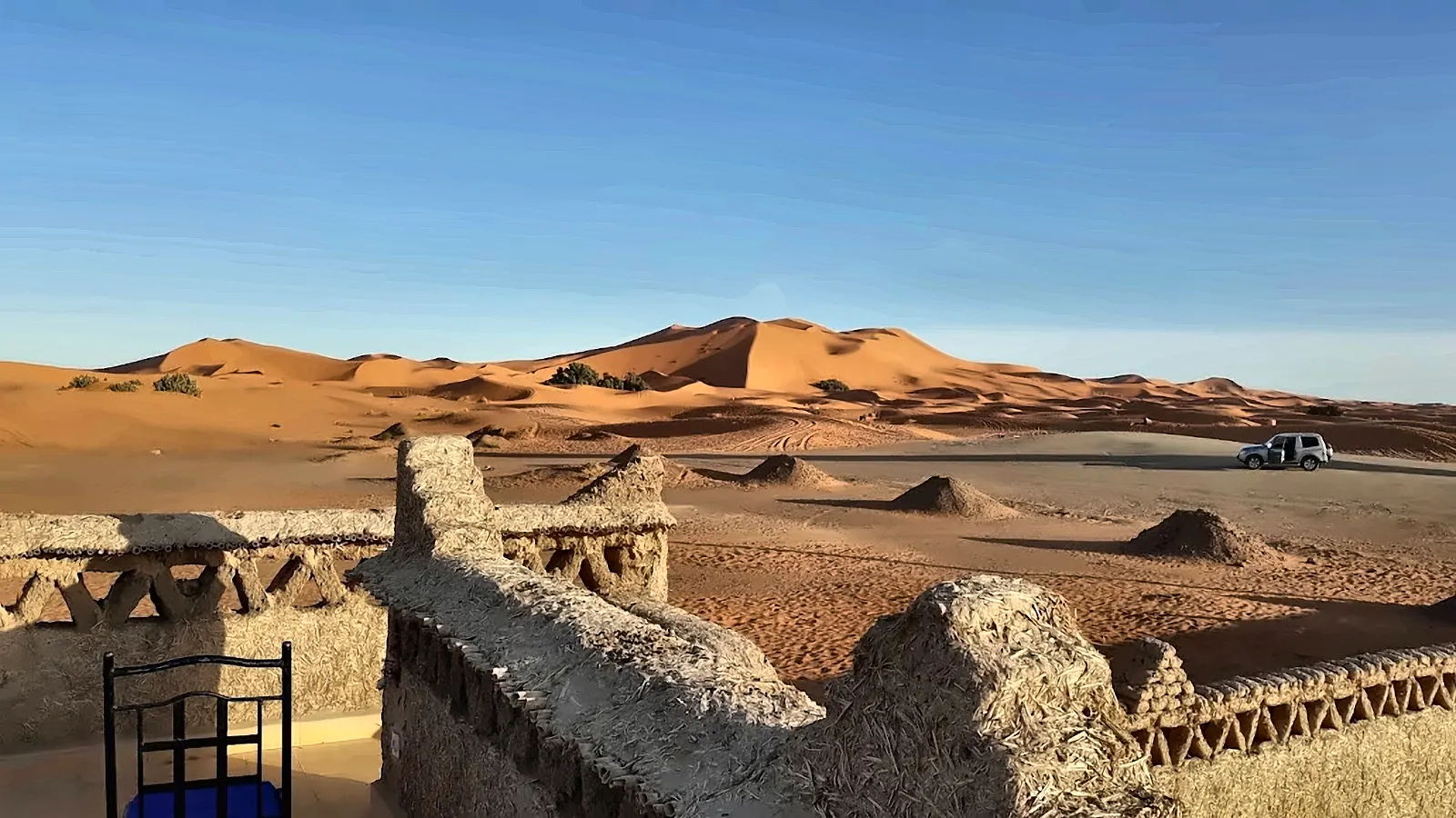 Le dune dell’Erg Chebbi viste dalla terrazza di una kasbah