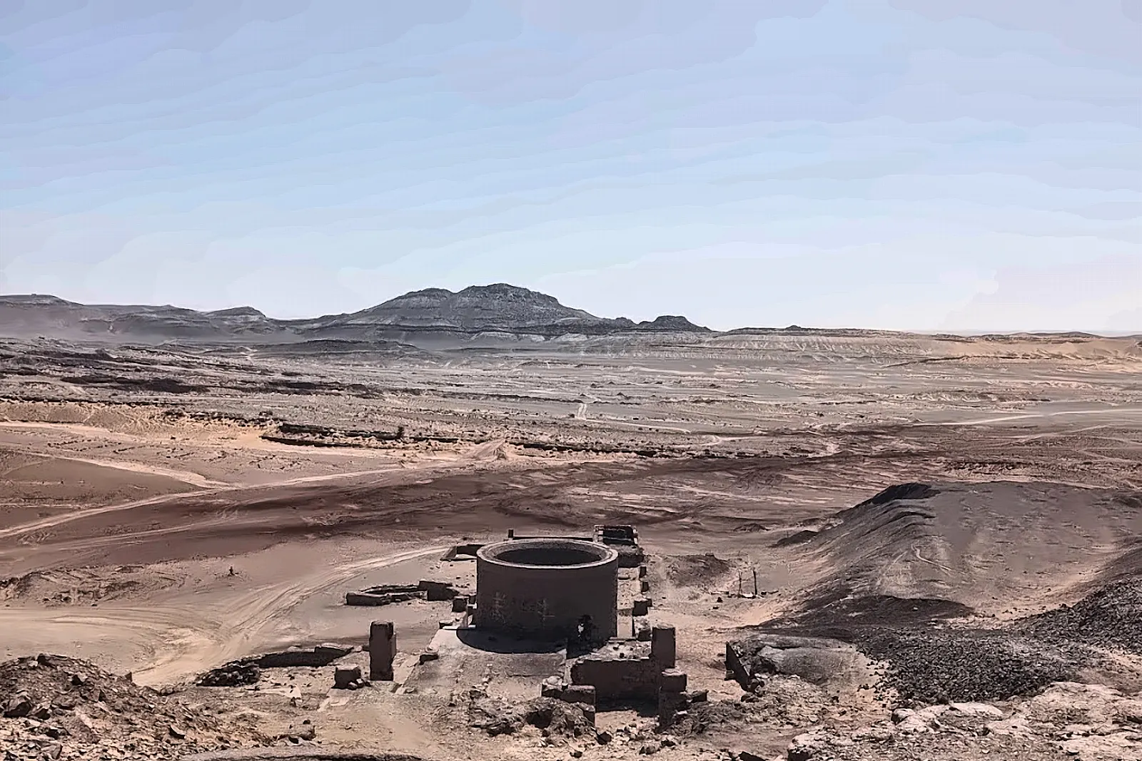 I pozzi delle vecchie miniere di Mfis, nel deserto vicino a Merzouga