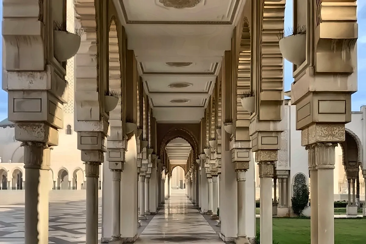Il colonnato esterno della moschea Hassan II